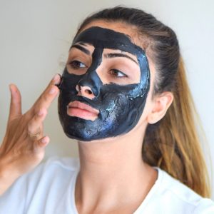 Femme avec masque noir sur le visage 