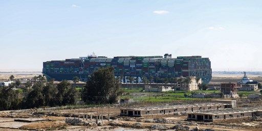 Ever Given chargé et bloqué sur le bord du Suez, (Photo by Ahmed HASAN / AFP)