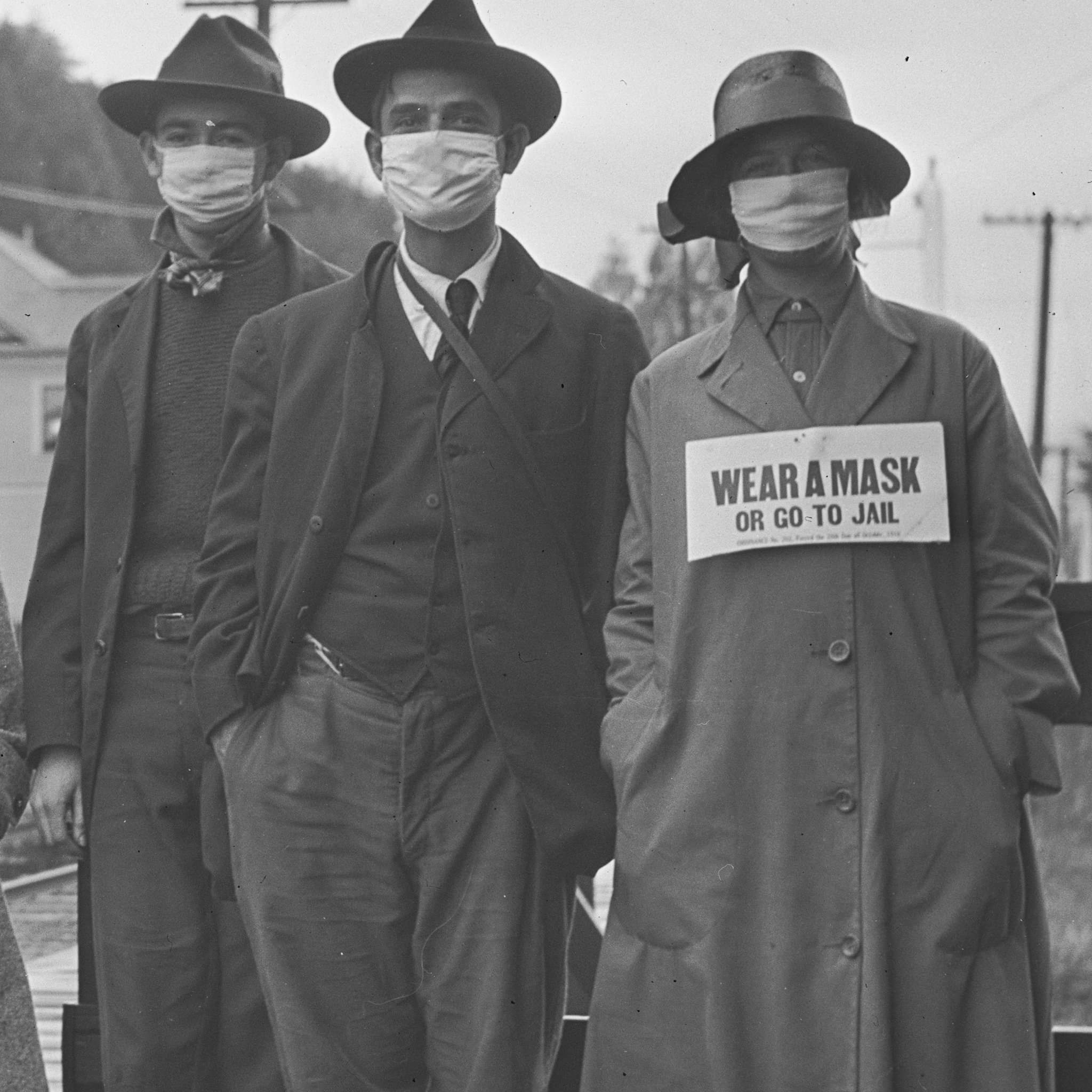 trois personages en masque fièvre espagnole 1918