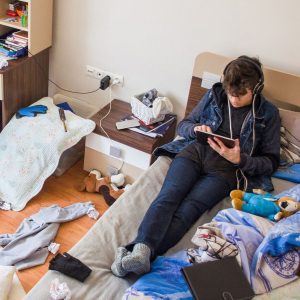 Un ado dans une chambre désordonnée