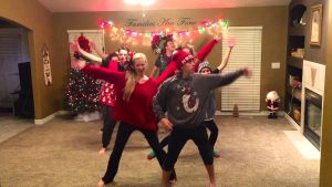 Une famille dansant Noel