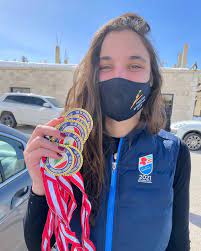 Manon Ouaiss fiere de ses medailles de ski