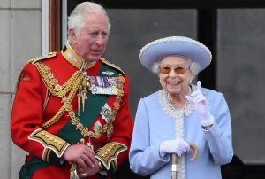 صورة تجمع الملكة اليزابيث والملك تشارلز