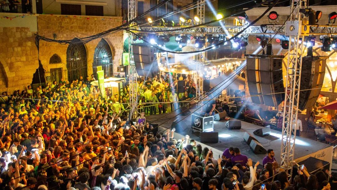 Photo d'une scène de concert avec lulières et d'une foule très importante lors d'un festival au Liban